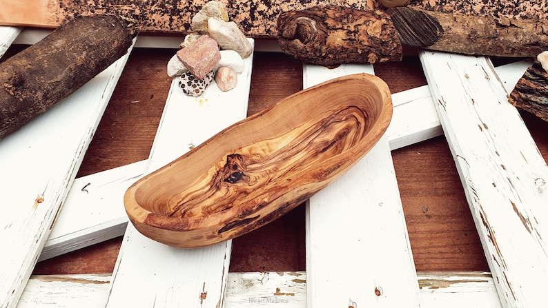 Irregular elongated bowl with organic shapes. boat-shaped bowl with irregular upper rims and natural bark from the trunk