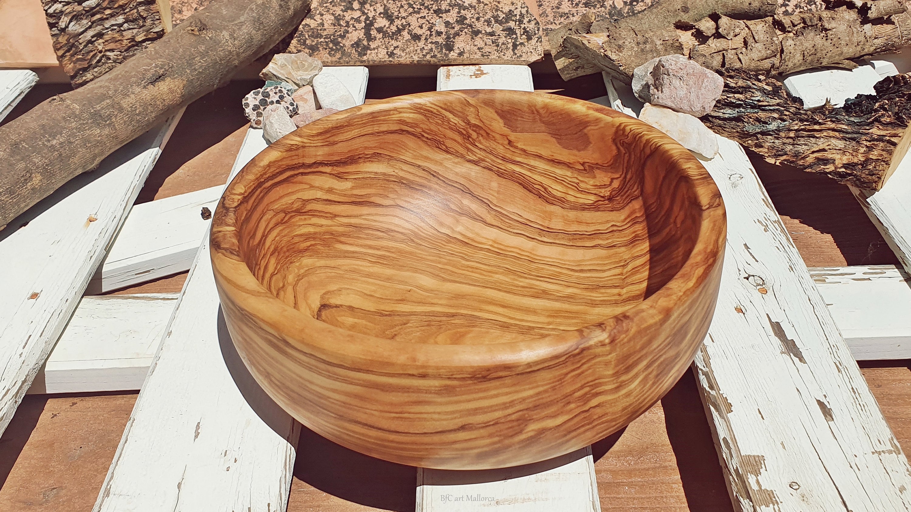 特大オリーブウッドサラダボウル：ユニークなキッチンのセンターピース