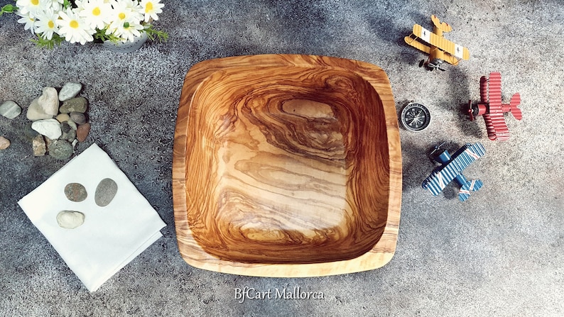 Salad bowl or square fruit bowl in olive wood with rounded corners, very original shape with a decreasing shape to the very beautiful base. Fruit bowl filled with fruit Top view