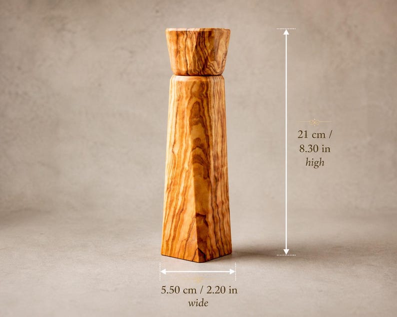 Pu&ograve; includere: Un macinapepe in legno, alto 21 cm e largo 5,50 cm, con finitura naturale a venature del legno. Il macinapepe ha una parte superiore cilindrica e un corpo geometrico angolare. Il colore del legno varia dal marrone chiaro al medio.