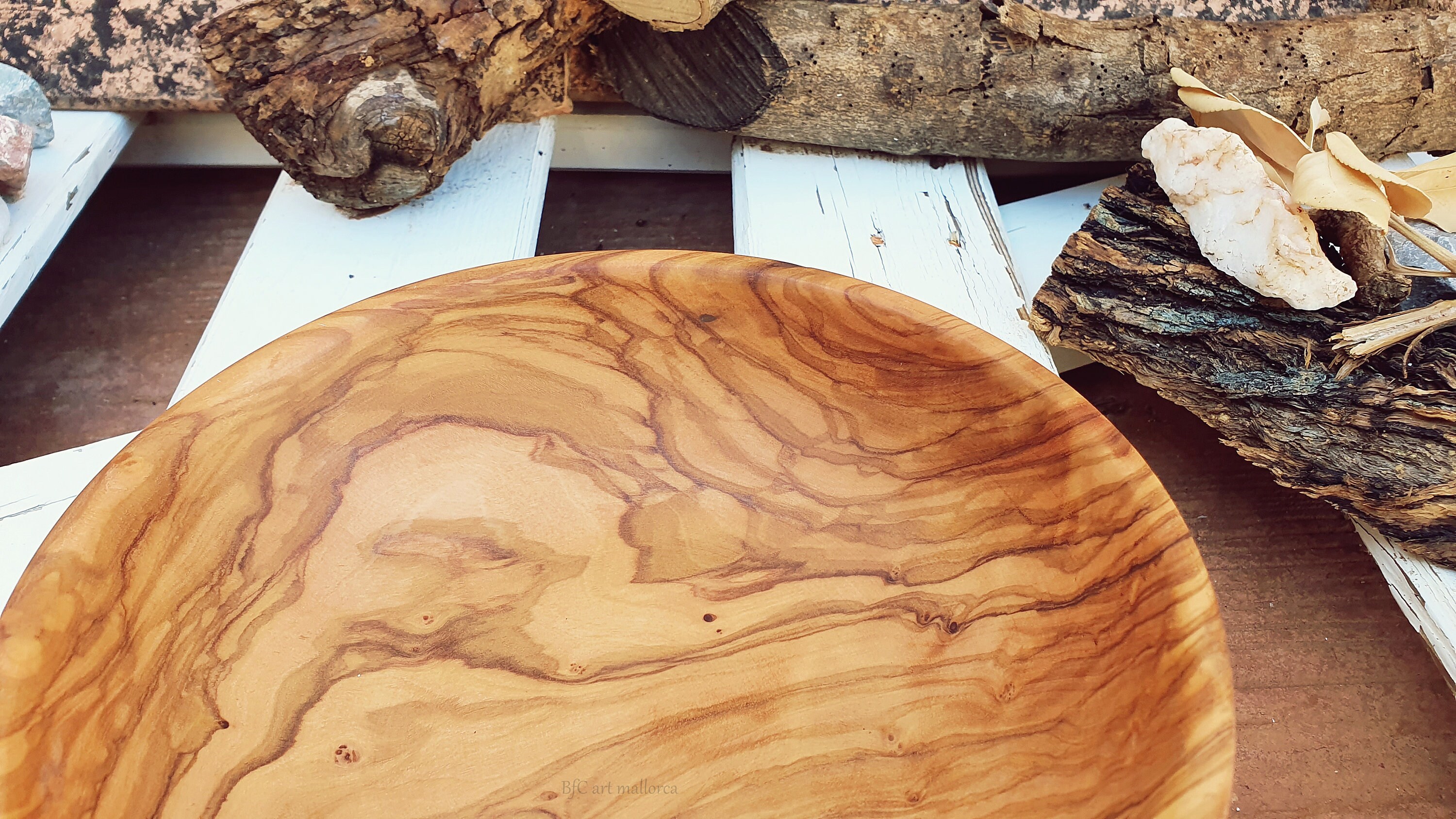 特大オリーブウッドサラダボウル：ユニークなキッチンのセンターピース