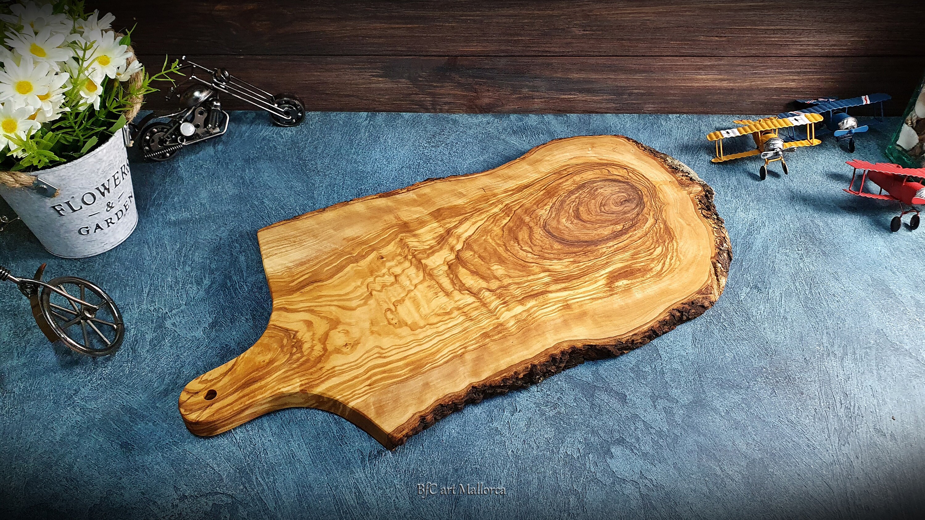 planche de charcuterie en bois d'olivier avec poignée personnalisée, grande planche à fromage bords rustiques et formes tronc naturelles