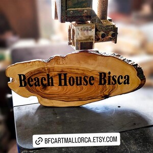 Letrero personalizado de madera de olivo para casa, placa personalizada con nombre de finca, letrero rústico para villa. imagen 12