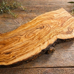 Tabla de cortar rústica de madera de olivo maciza con corteza natural, Tabla de cortar y servir única e irregular, Decoración de cocina
