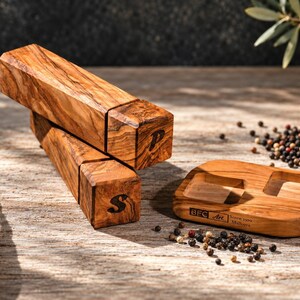 Set di macina sale e pepe in legno d'ulivo con supporto, macine quadrate fatte a mano, idea regalo per la cucina. immagine 3