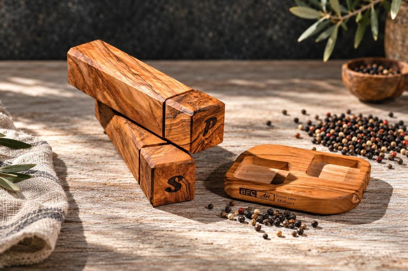Set di macina sale e pepe in legno d'ulivo con supporto, macine quadrate fatte a mano, idea regalo per la cucina. immagine 3
