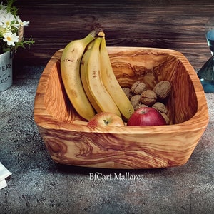 Salad bowl or square fruit bowl in olive wood with rounded corners, very original shape with a decreasing shape to the very beautiful base.  Fruit bowl stuffed with fruit