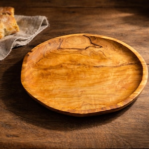 Handgjord tallrik i olivträ