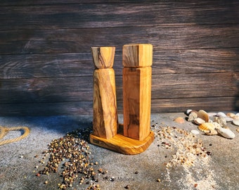 Moulin à poivre et sel fabriqué à la main dans un style vintage avec un beau plateau en bois d'olivier, un moulin à poivre en bois unique et un shaker de table.