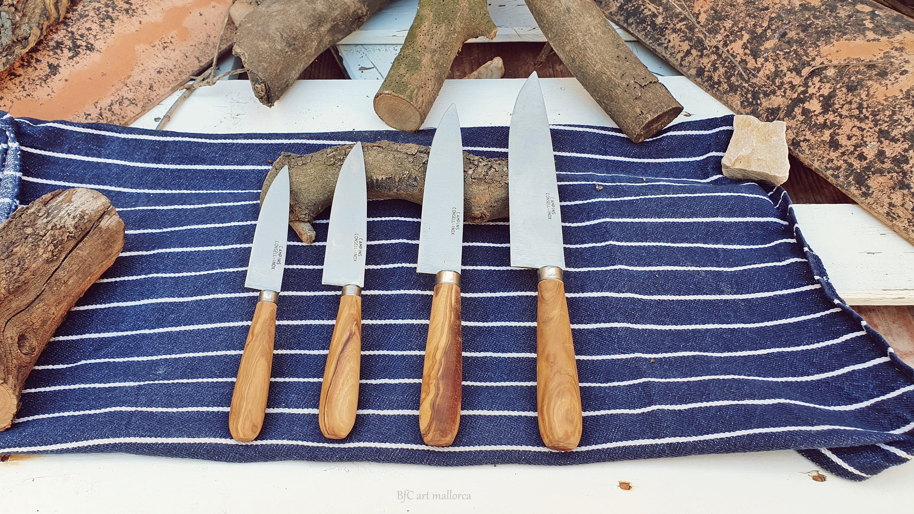 Cuchillo de carne para mesa con motivo flor y mango en madera de olivo