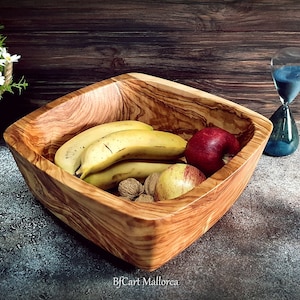 Salad bowl or square fruit bowl in olive wood with rounded corners, very original shape with a decreasing shape to the very beautiful base.  Fruit bowl stuffed with fruit