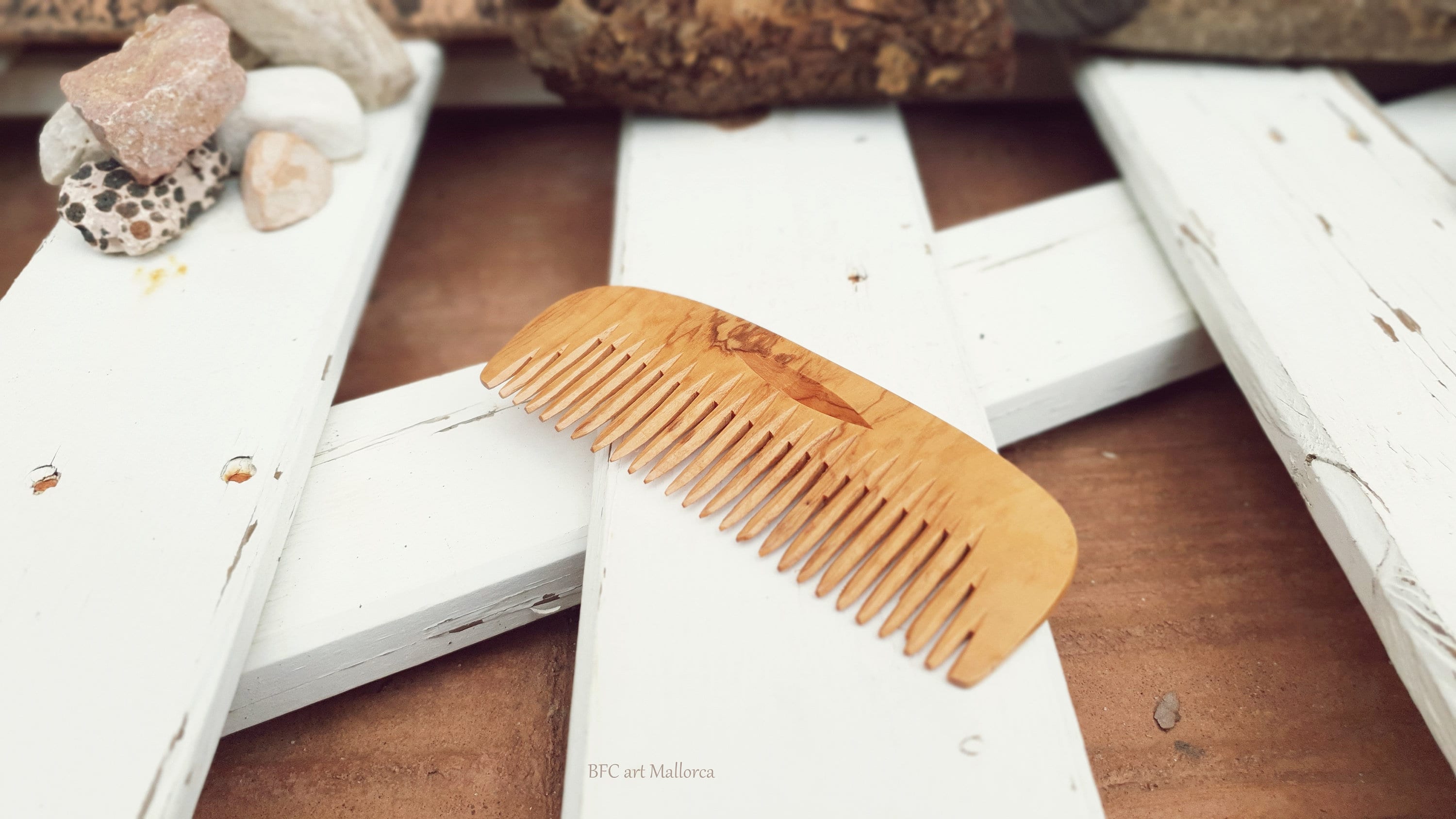 Handmade Olive Wood Comb: Wide Tooth, Anti Static
