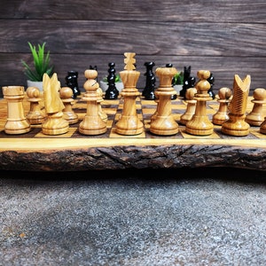 Échiquier en bois d'olivier fait main à partir d'une seule pièce solide, échiquier au design rustique unique et exclusif art BFC, ensemble d'échecs élégant