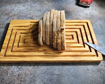 Tabla para cortar pan de madera de olivo con recogedor de migas, personalizable