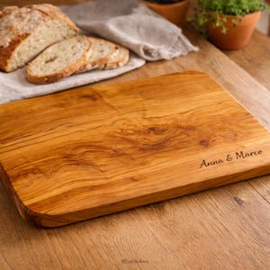 Tabla de cortar rústica de madera de olivo personalizable, Hecha a mano de una sola pieza, Tabla premium para cocina, Regalo único