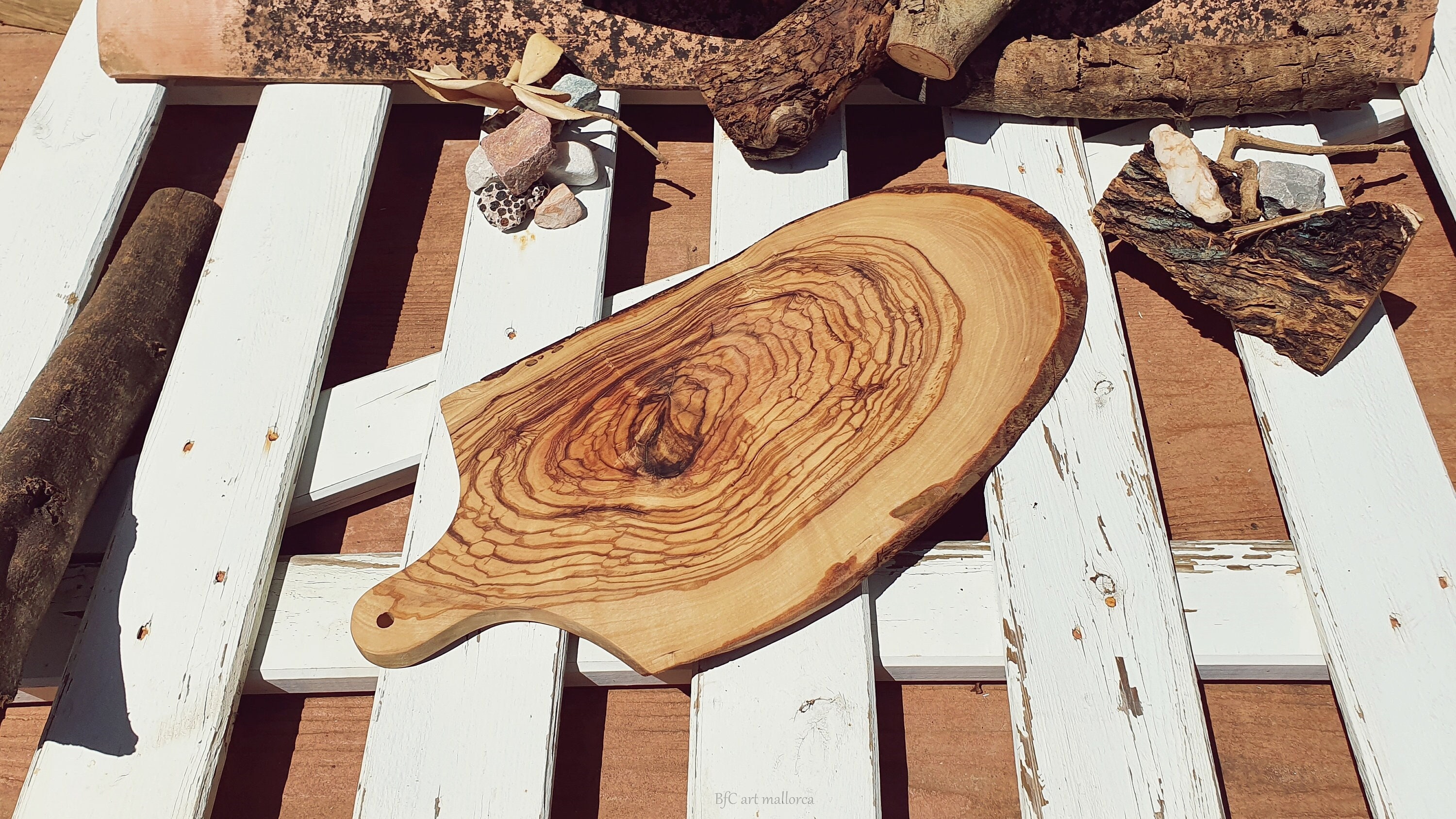 planche à découper en bois d'olivier rustique avec poignée, planche naturelle live edge, fromage et pain rustique, extra rustique