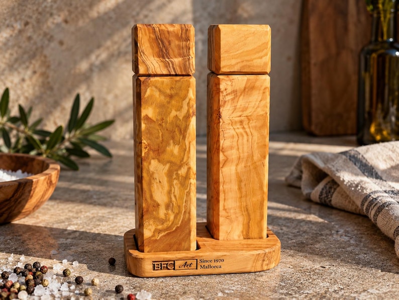 Set di macina sale e pepe in legno d'ulivo con supporto, macine quadrate fatte a mano, idea regalo per la cucina. immagine 1