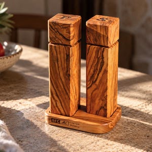 Set di macina sale e pepe in legno d'ulivo con supporto, macine quadrate fatte a mano, idea regalo per la cucina. immagine 2