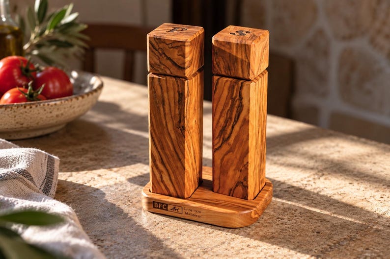 Set di macina sale e pepe in legno d'ulivo con supporto, macine quadrate fatte a mano, idea regalo per la cucina. immagine 2