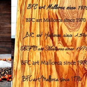 Pu&ograve; includere: Un macinapepe in legno con la scritta "Maria's Kitchen" incisa sul lato. Il macinapepe &egrave; accanto a un tagliere in legno con opzioni di testo. Il tagliere ha la scritta "BFC art Mallorca since 1970" e "OPTION" con numeri.