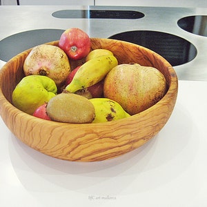 300 / 5.000
Resultados de traducción
Large salad bowl or round fruit bowl made of olive wood. Salad bowl with highly grained wood drawings. Medium brown colour. Top side view of salad bowl, fruit bowl full of fruits, in a kitchen