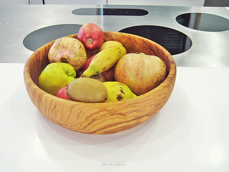 300 / 5.000
Resultados de traducción
Large salad bowl or round fruit bowl made of olive wood. Salad bowl with highly grained wood drawings. Medium brown colour. Top side view of salad bowl, fruit bowl full of fruits, in a kitchen