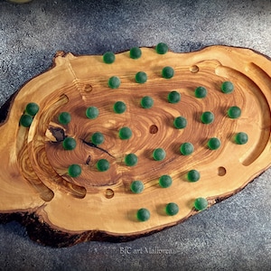 Plateau de jeu de solitaire en bois d'olivier rustique avec des formes organiques uniques et naturelles, jeu de solitaire avec 36 boules de cristal, jeu de solitaire classique