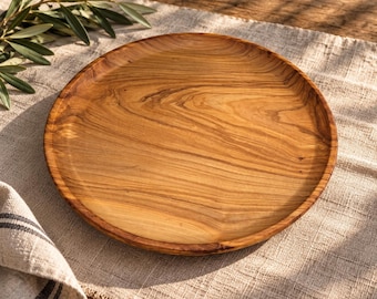 Plato rústico de madera de olivo, bandeja para servir hecha a mano, plato natural para aperitivos, plato grande de madera para la cena.