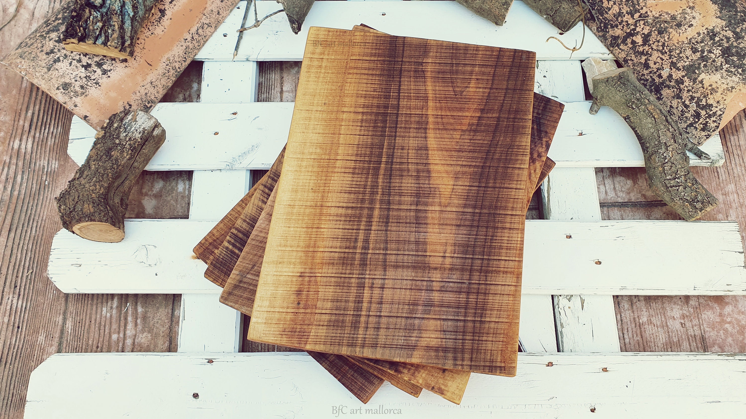 素朴なカッティングボード、オールドスタイルのボード、丈夫な