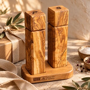 Set di macina sale e pepe in legno d'ulivo con supporto, macine quadrate fatte a mano, idea regalo per la cucina. immagine 9