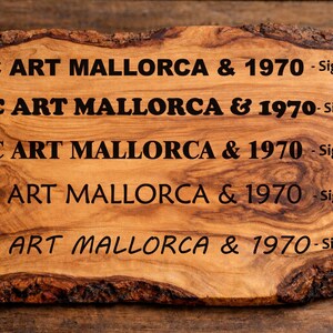 Puede incluir: Una placa de madera rectangular con bordes naturales y un patr&oacute;n de veta prominente. El texto BFC ART MALLORCA & 1970 est&aacute; grabado cinco veces en diferentes fuentes, cada una etiquetada de Sign Font 1 a Sign Font 5 en el lado derecho.