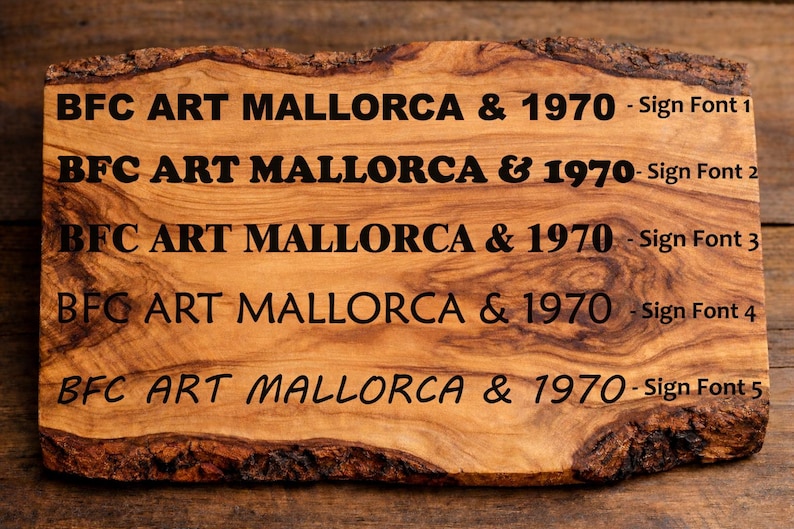 Puede incluir: Una placa de madera rectangular con bordes naturales y un patr&oacute;n de veta prominente. El texto BFC ART MALLORCA & 1970 est&aacute; grabado cinco veces en diferentes fuentes, cada una etiquetada de Sign Font 1 a Sign Font 5 en el lado derecho.