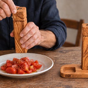 Set di macina sale e pepe in legno d'ulivo con supporto, macine quadrate fatte a mano, idea regalo per la cucina. immagine 4