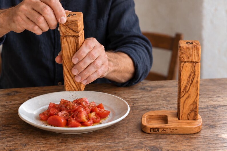Set di macina sale e pepe in legno d'ulivo con supporto, macine quadrate fatte a mano, idea regalo per la cucina. immagine 4
