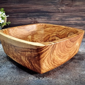 Salad bowl or square fruit bowl in olive wood with rounded corners, very original shape with a decreasing shape to the very beautiful base. Fruit bowl filled with fruit Side view