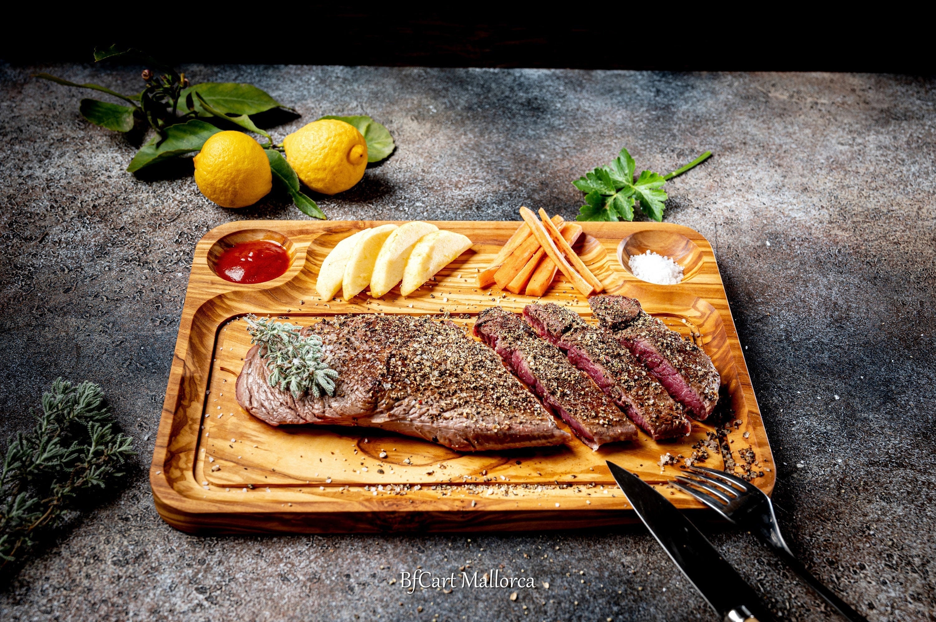 What Is the Best Cutting Board for Serving Steak? 