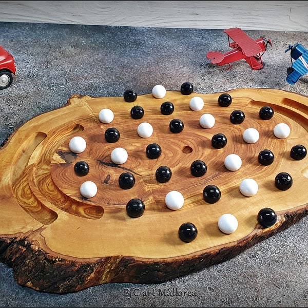 Plateau de jeu de solitaire fait à la main avec 36 boules de verre en bois d’olivier rustique, ensemble de jeu de société solitaire classique vintage, jeu de société intérieur classique