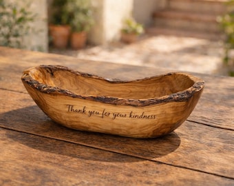 Personalisierte Olivenholzschale - Rustikales Live Edge Hochzeitsgeschenk - Einweihungsgeschenk mit Gravur - Tischdekoration aus Holz
