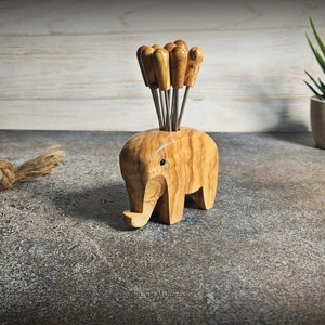 Porta espeto em formato de elefante Madeira de Oliveira com 9 espetos Conjunto de mini espetos para coquetéis e aperitivos, Suporte para aperitivos Mesas de casamento