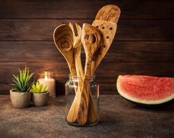 Ensemble d'ustensiles de cuisine en bois d'olivier faits main, Majorque, Espagne