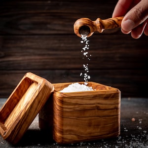 Salero de madera de olivo personalizado: tapa magnética cuadrada personalizada, regalo de cocina hecho a mano, decoración rústica grabada y ecológica