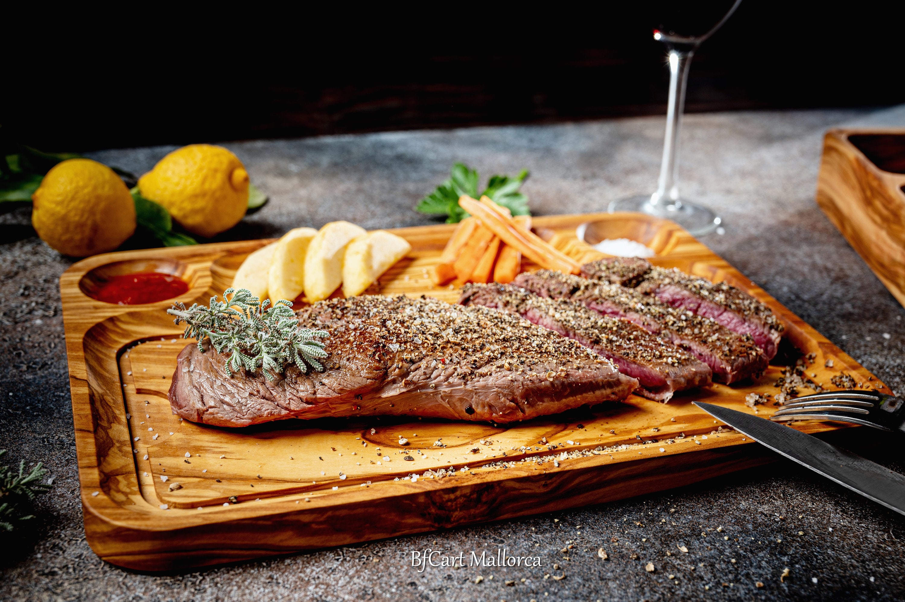 planche à steak personnalisée pour viande et barbecues bois d'olivier, assiette avec canal de jus, service personnalisé barbecue