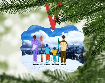 Peut inclure: Une décoration de Noël personnalisée représentant une famille de quatre personnes skiant dans un paysage montagneux enneigé. La décoration est une scène d'hiver bleue et blanche avec une famille de quatre skieurs au premier plan. La décoration est personnalisée avec les noms "Maman", "Dave", "David" et "Papa".
