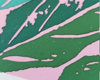 Könnte beinhalten: Abstrakte Nahaufnahme eines Designs mit überlappenden Blattformen in Grün-, Türkis- und Rosatönen. Das Design hat ein strukturiertes Aussehen mit einem Muster aus rosa Linien und Formen auf grünem Hintergrund.