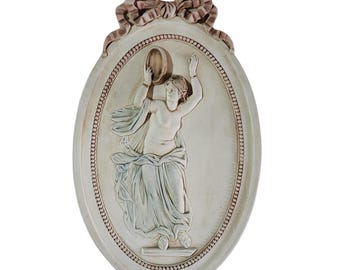 Placa de pared de ménade griega con relieve ovalado y marco de tambor y cinta