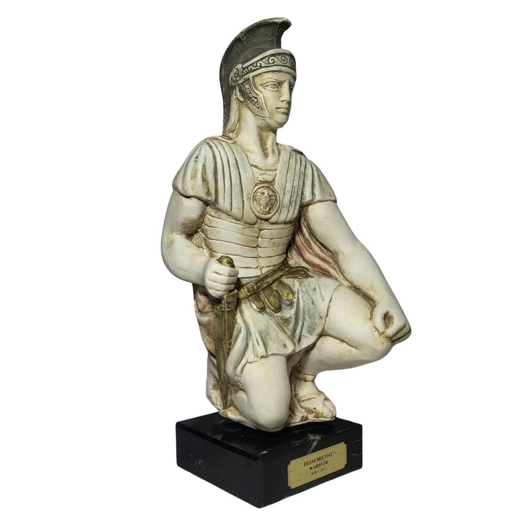 ひざまずく古代ギリシャ戦士の彫刻 緑青石膏アート装飾 - Etsy 日本