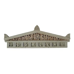 Può includere: Una scultura in gesso bianco a rilievo di un frontone di tempio greco con un fregio che rappresenta una processione di figure. Le figure sono in basso rilievo e sono dipinte in tonalità di rosa e marrone.