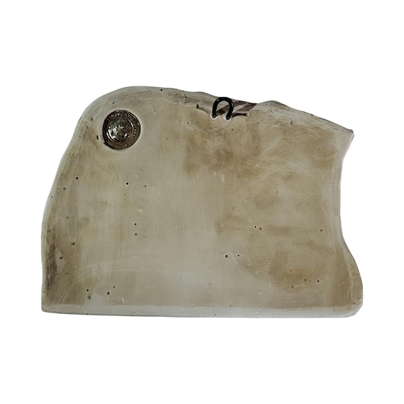 神殿のレリーフを持つ倒れた古代戦士 - ギリシャ・ローマの壁画彫刻