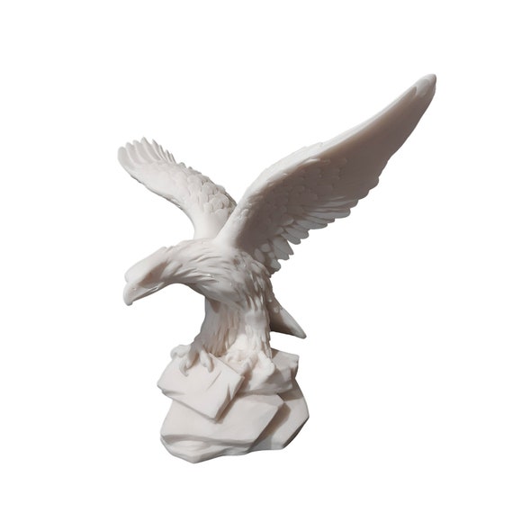Statue d'aigle belle statue d'un aigle sur un tronc à tête blanche pour  l'intérieur ou