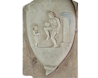 Placa de pared con niños jugando a la pelota en la antigua Grecia. Escultura clásica en relieve juvenil.